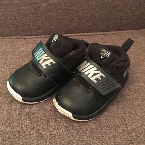 Nike Team Hustle D8 toddler sneakers